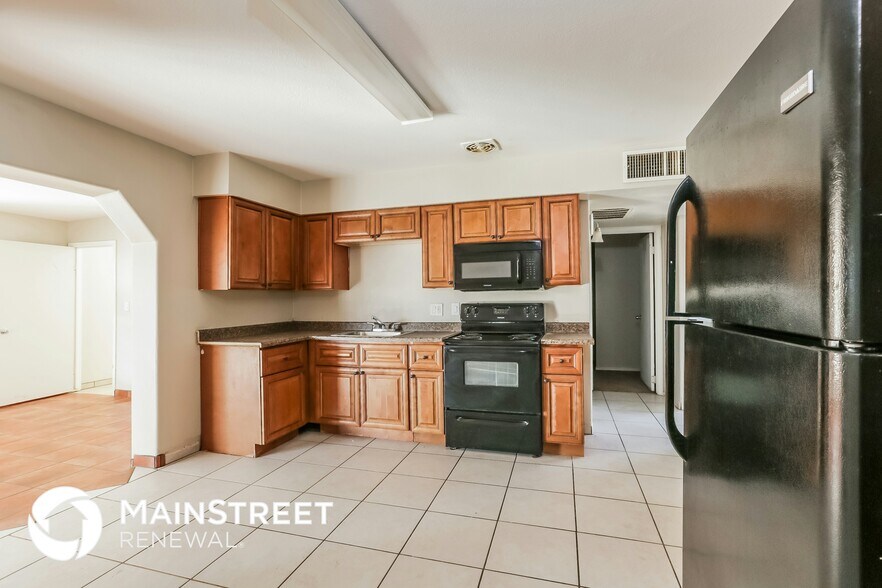 Building Photo - 7721 W Whitton Ave