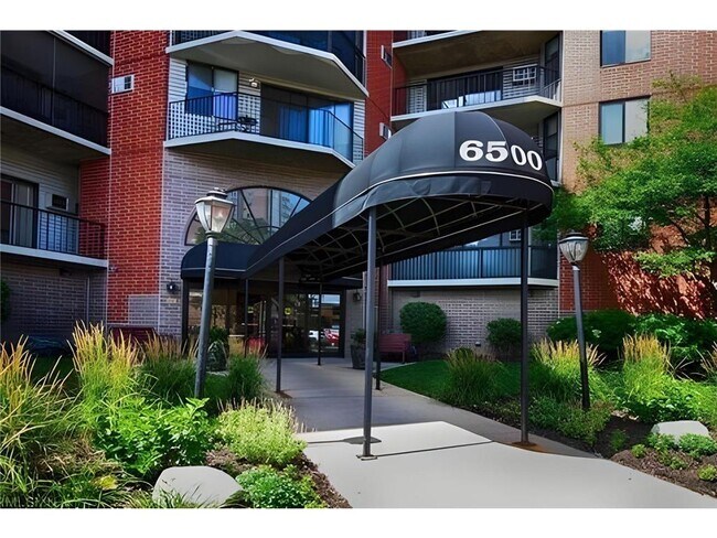 Building Photo - 6500 Woodlake Dr