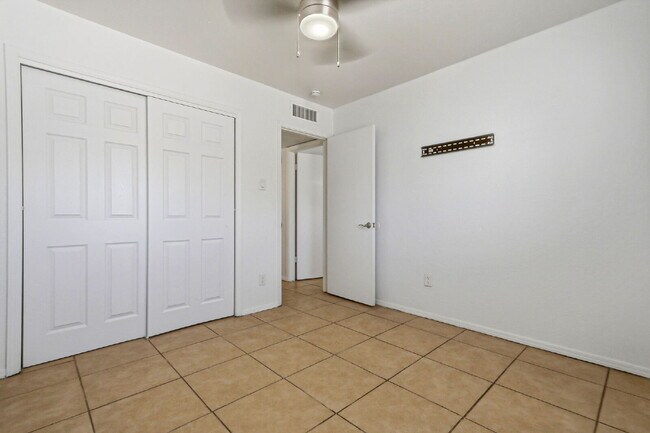 Building Photo - 3 bed 2 bath house with a studio