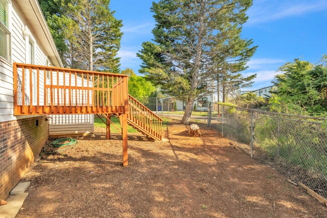 Building Photo - 3BR/2BA Cul-de-Sac Retreat Minutes from Downtown..Fenced Yard & Deck! $2100/mo rent