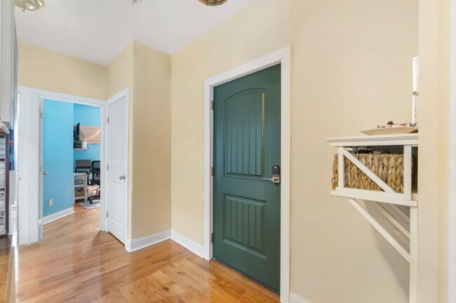 Building Photo - 603 1st St