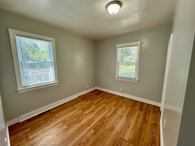 Building Photo - Newly Renovated 2 Bedroom 1 Bathroom Home