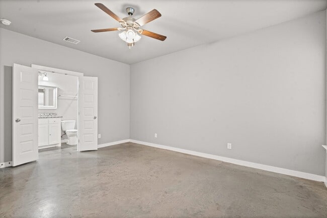 Building Photo - Amazing in Alvarado