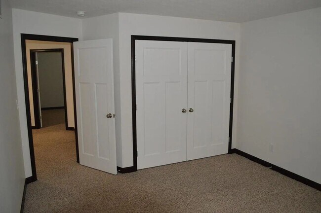 Building Photo - 467 Sparrow Way