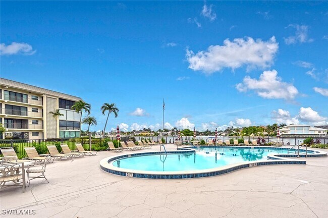 Building Photo - 3200 Gulf Shore Blvd N