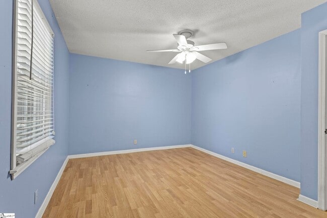 Building Photo - 405 Creek Dr