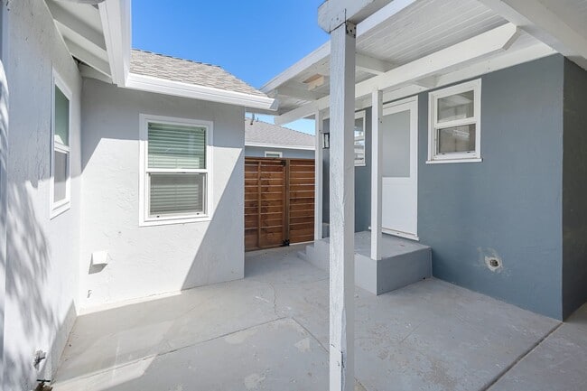 Building Photo - Charming Updated 2 bed, 2 bath Home near D...
