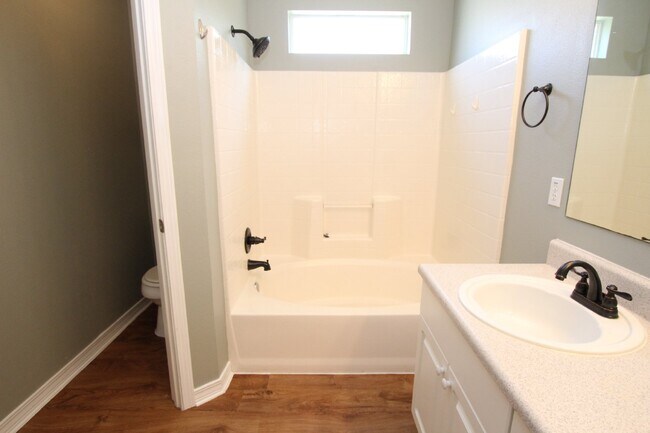 Building Photo - Southwest Pensacola 3BR Home Near NAS Pensacola & Perdido Key with Vaulted Ceilings, Island Kitch...