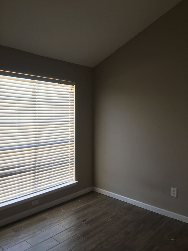 Building Photo - 3 bedroom townhouse in Southwest Area