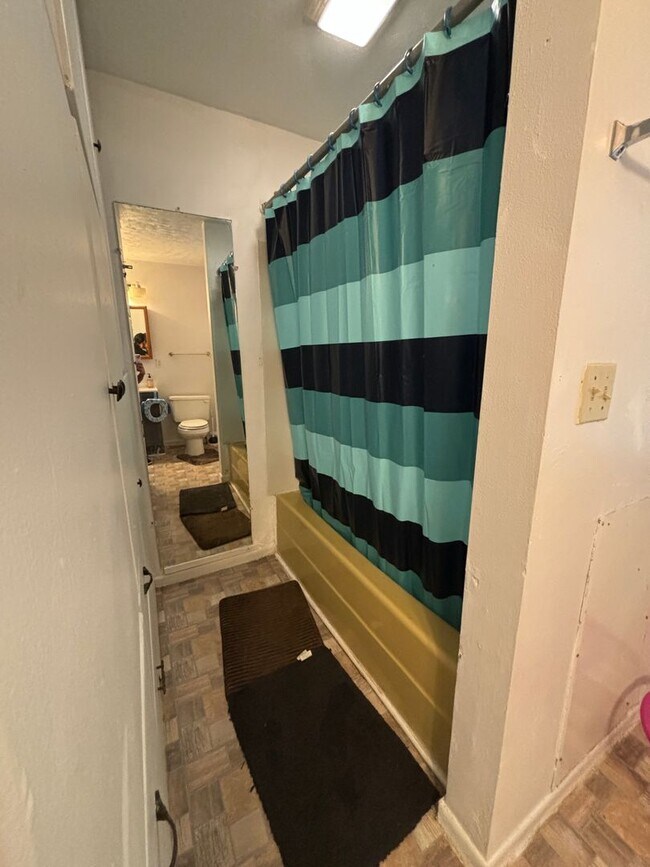 Building Photo - Spacious 3 bedroom, 1 bathroom House