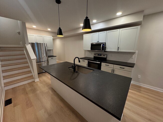 Building Photo - 1234-1236-1236 Summit St