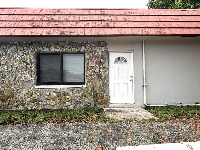 Primary Photo - 7635 SW 10th St