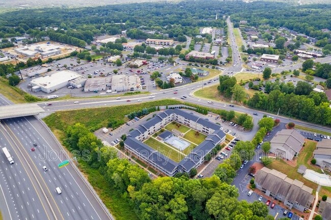 Building Photo - 301 Country Club Dr NE