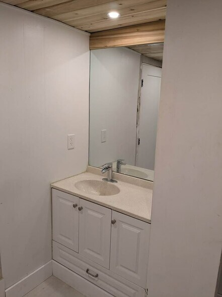 Building Photo - 605 NE 27th St