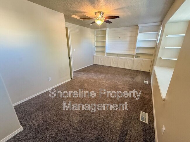 Building Photo - 3420 N Oakstone Ave
