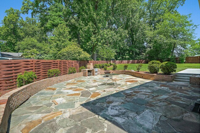 Building Photo - 6607 Lone Oak Dr