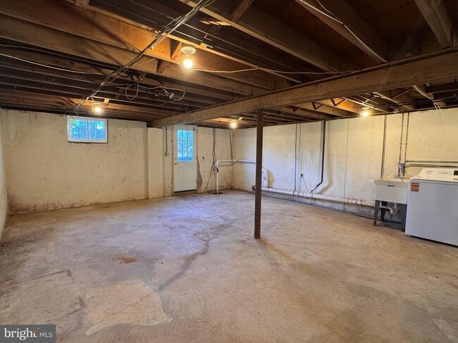 Building Photo - 1212 W King Rd