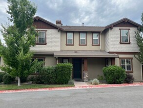 Building Photo - Somerset Stunner with All the Amenities - Including Golf!!