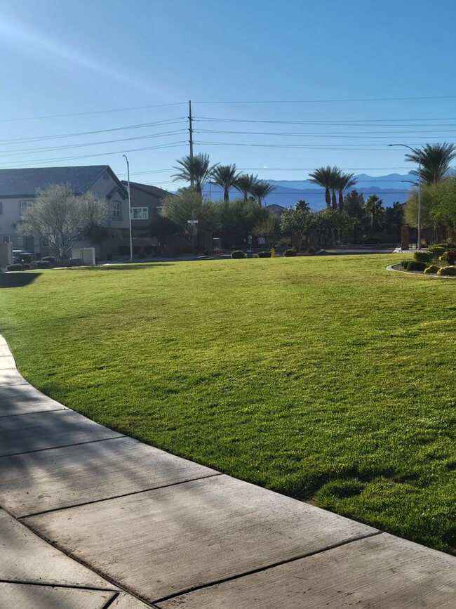 Building Photo - 2 Bed, 2 Bath Townhome in N. Las Vegas!