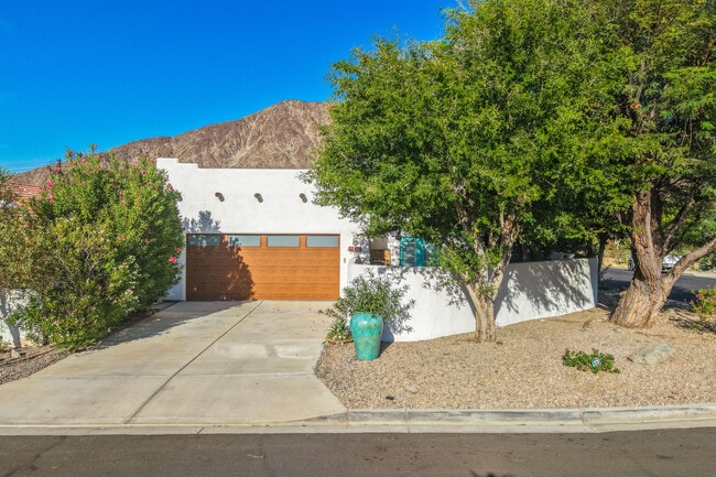 Building Photo - 53980 Avenida Mendoza