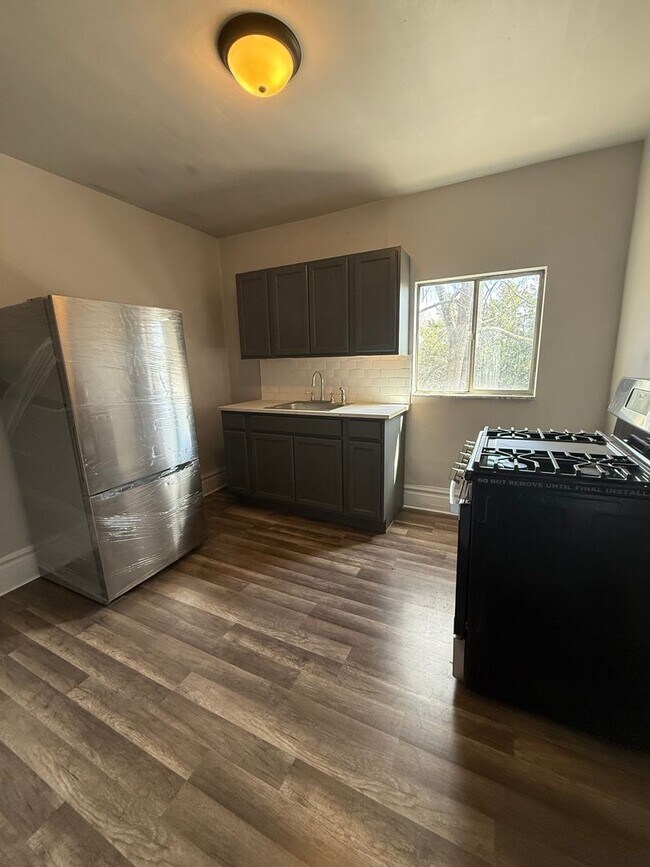 Building Photo - 826 Collins St