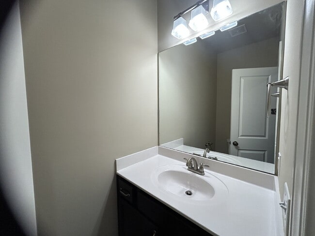 Building Photo - "Charming 3-Bed Condo in Cookeville with Granite Touches and Spacious Living!"