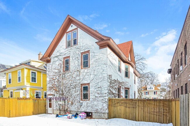 Building Photo - 2104 Emerson Ave S