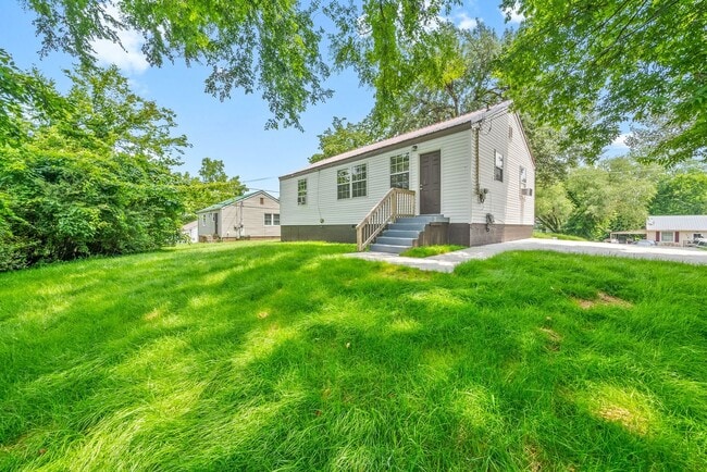 Building Photo - 3 Bedroom Home For Rent Near APSU!