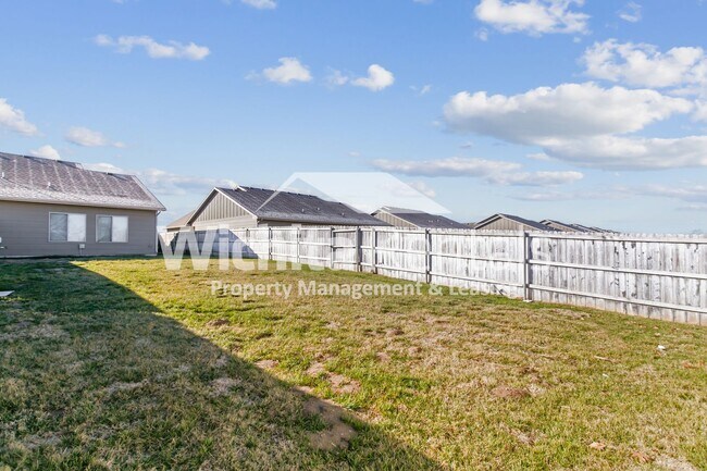 Building Photo - 3 bedroom 2 bath duplex - Derby Schools