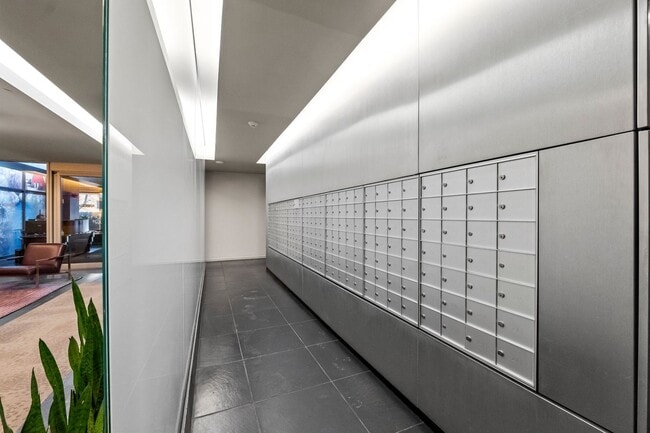 Building Photo - 2020 N Lincoln Park W