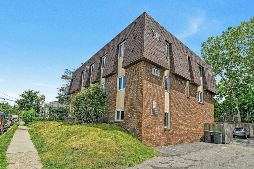 Building Photo - 31 Home Pl
