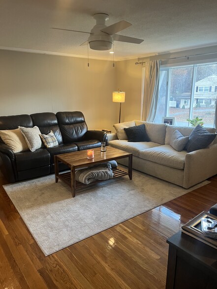 Building Photo - 5 Meadow Ln