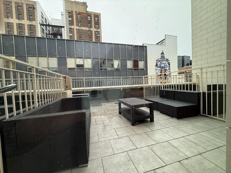 Building Photo - Open & Airy Luxury Studios