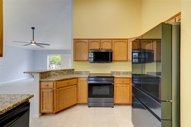 Building Photo - 2 bedroom, 2 bathroom home in Victorian Es...