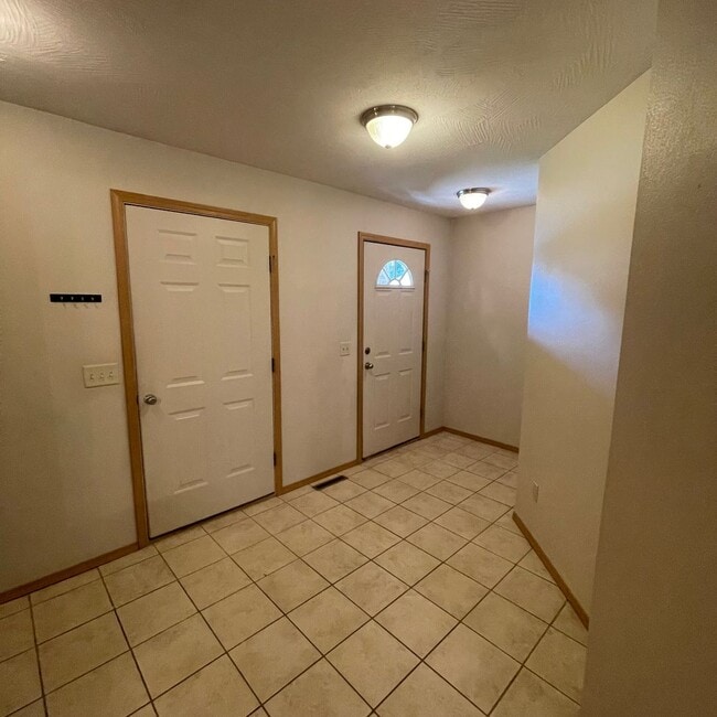 Building Photo - Beautiful 4 bedroom 3 full bathroom Townhome - Owner Special -Move in March and pay no rent until...