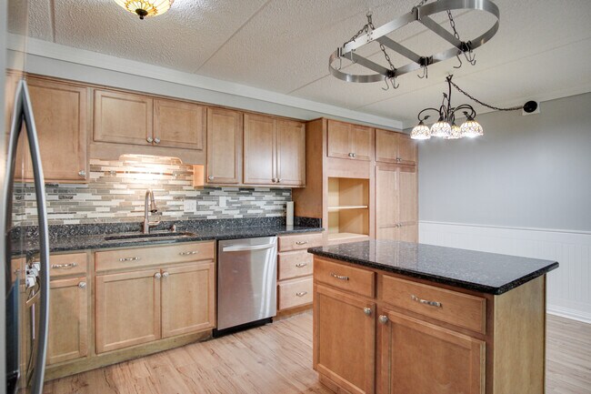 Building Photo - 5S066 Pebblewood Ln
