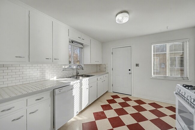 Building Photo - 1455 Jasmine St