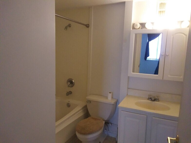 Building Photo - 1750 N Marywood Ave