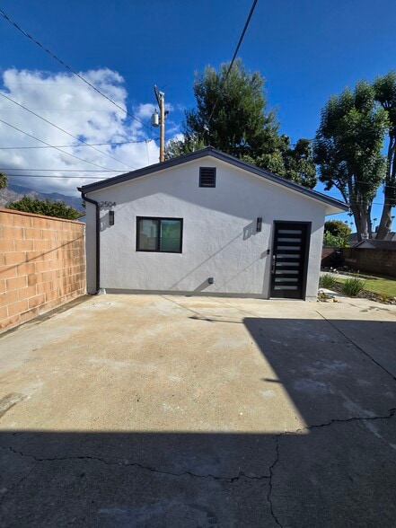 Building Photo - 2504 El Sol Ave