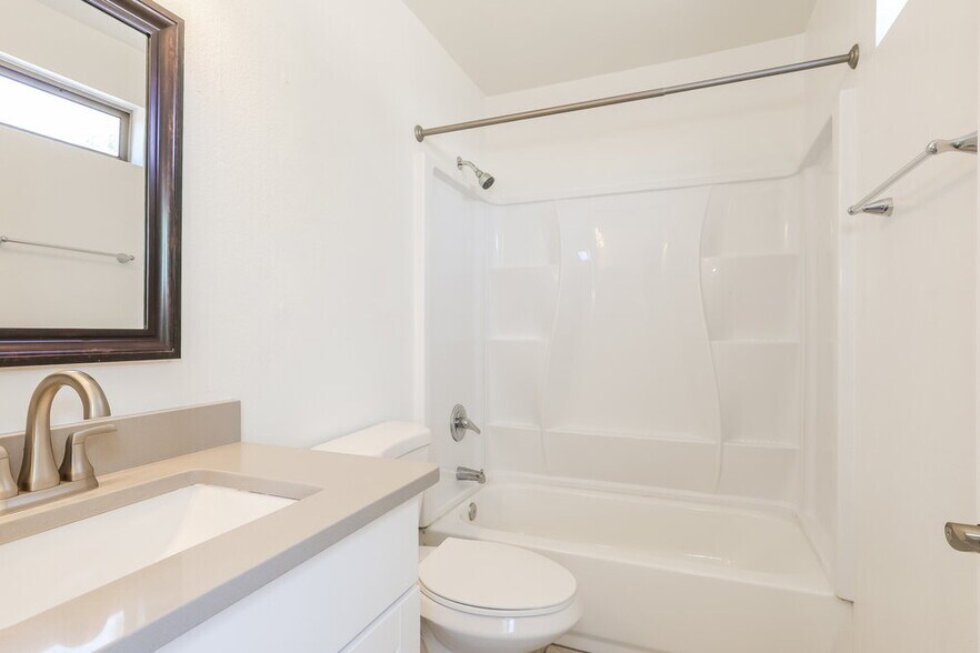 Building Photo - 15948 W Lundberg St