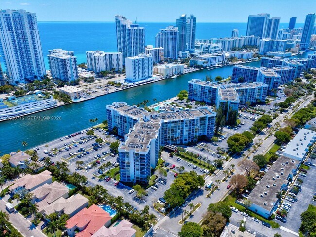 Building Photo - 1000 Parkview Dr