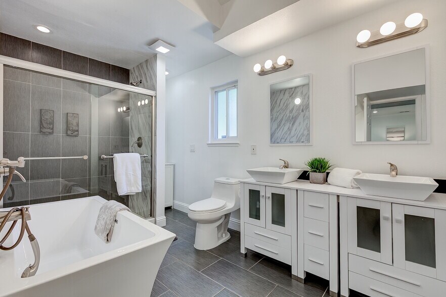 Building Photo - 3047 Montevideo Dr
