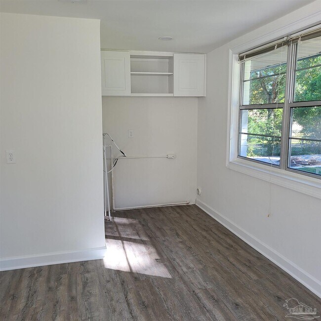 Building Photo - 1301 W Lee St