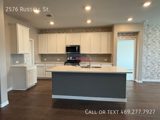 Building Photo - 2576 Russell St