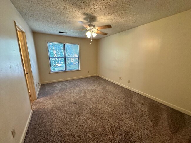 Building Photo - 2 Bedroom Condo in Deerwood Knoll