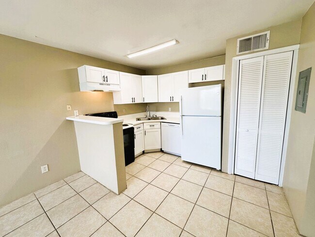Building Photo - 4760 Walden Cir