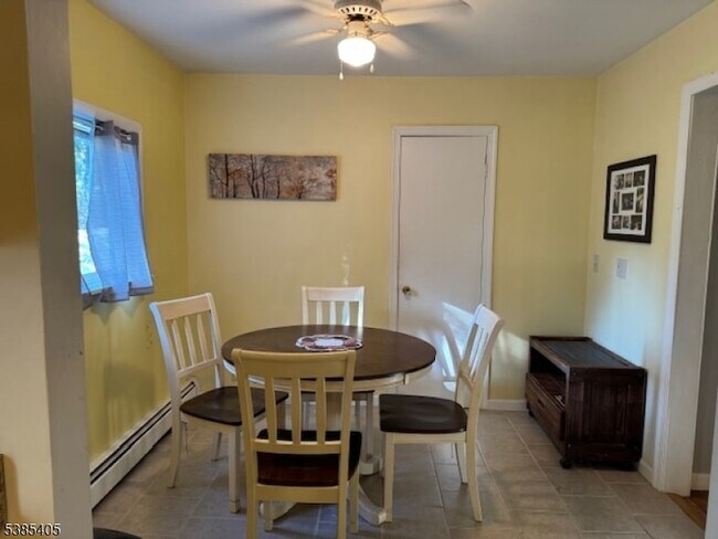 Building Photo - 12 Upper Lake Dr