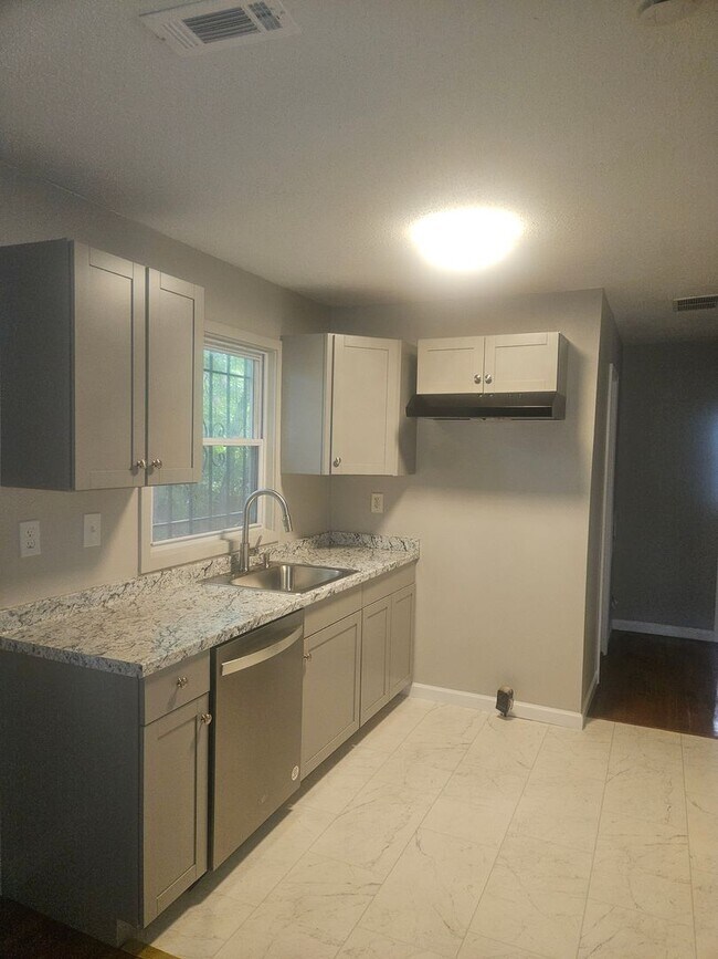 Building Photo - 3 Bedroom 1 bath home