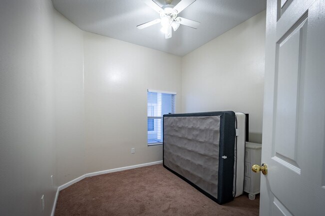 Building Photo - Spacious 2BR/2BA Condo – First Floor, Gate...