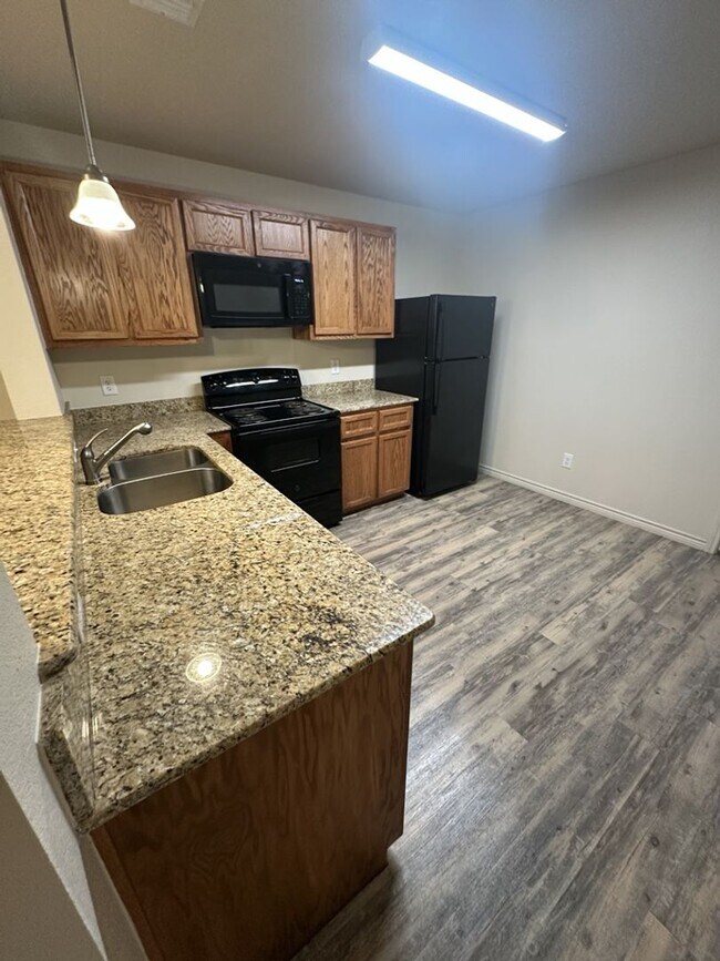 Building Photo - AVAILABLE NOW! (SECTION 8 ACCEPTED)